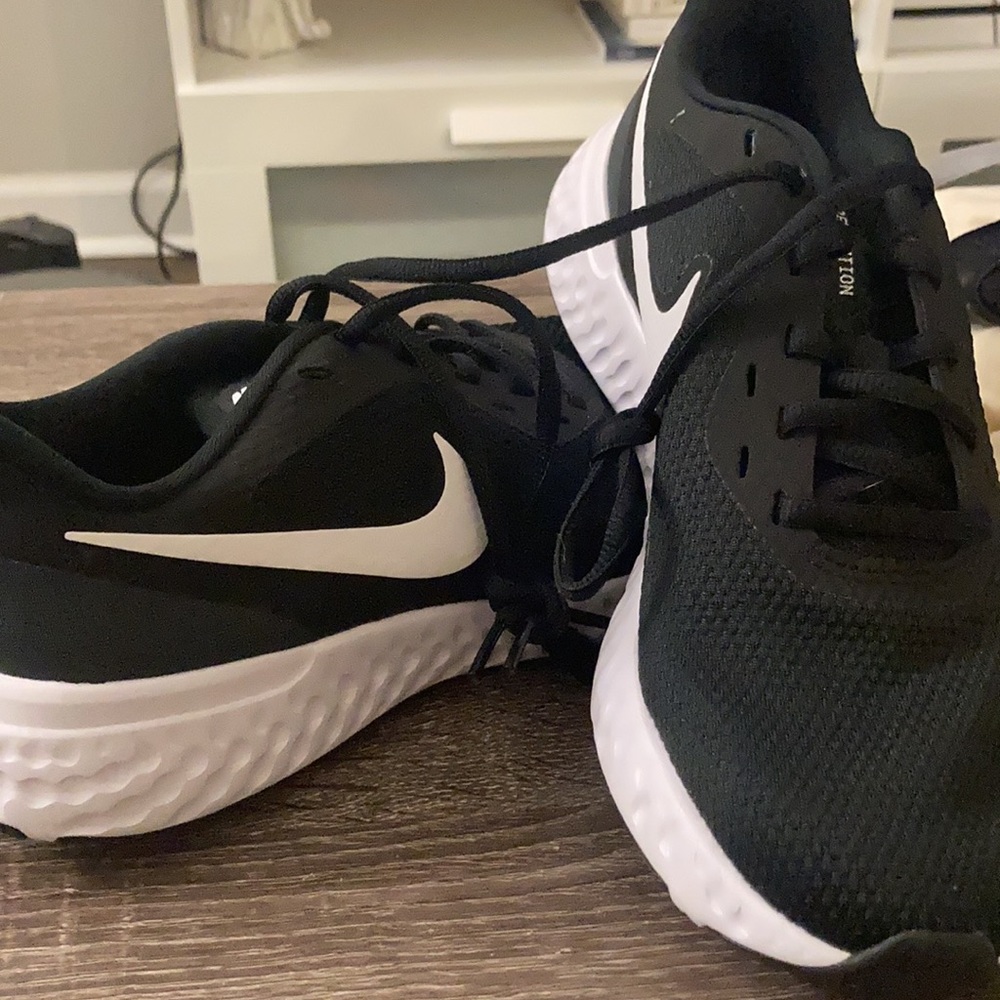 nike revolution white and black